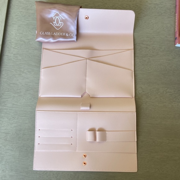 New Glass Ladder & Co. Meghan Portfolio Clutch - Picture 3 of 4